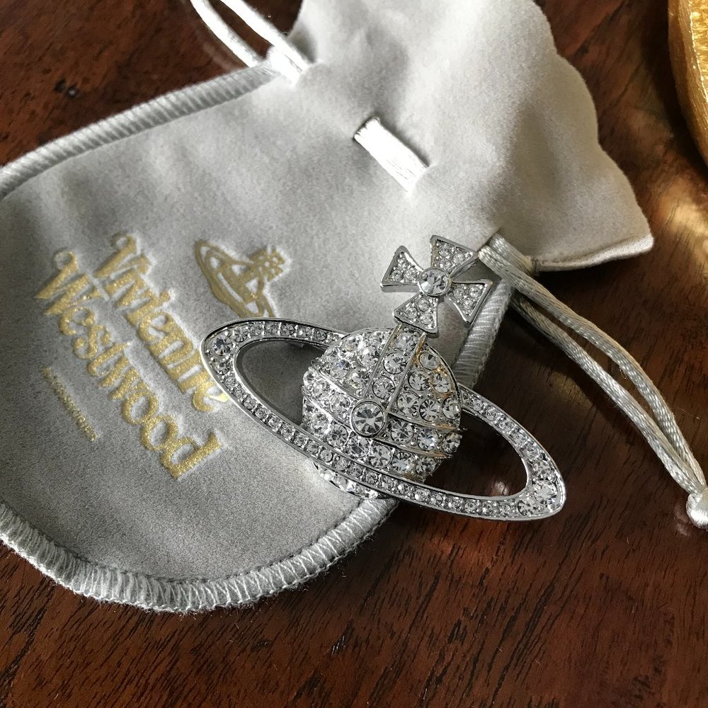 NEW VIVIENNE WESTWOOD Silver Bas Relief ORB BROOCH - Picture 6 of 8